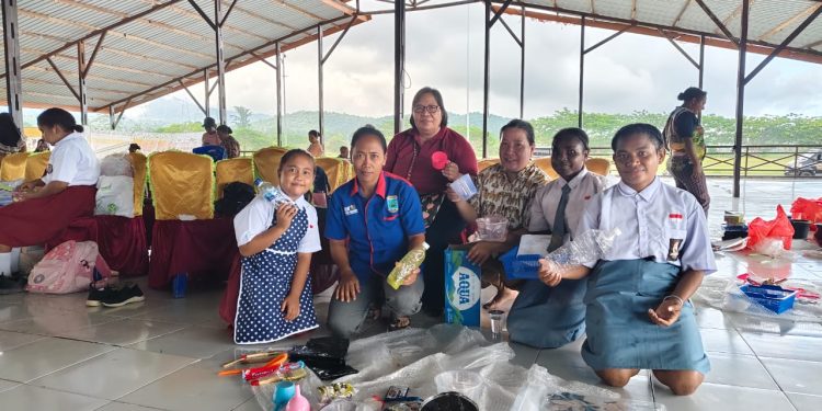 Sri Lestari Waran Latih Perempuan Mansel Membatik Alami dan Kimia