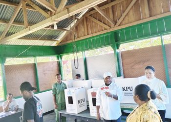 Bupati Waran dan Istri  Salurkan Hak Pilih di TPS 001 Ransiki