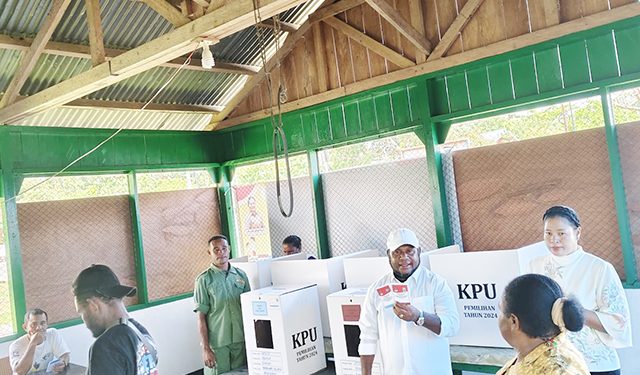 Bupati Waran dan Istri  Salurkan Hak Pilih di TPS 001 Ransiki