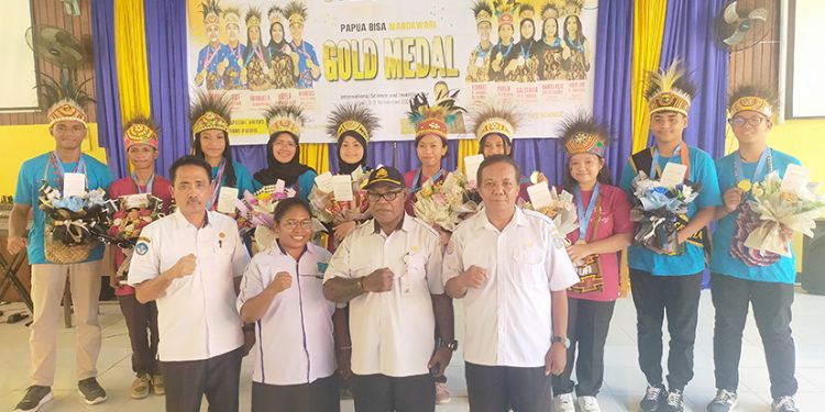 10 Pelajar SMA Manokwari Raih Medali Emas Plus Award dari Rumania Dalam Ajang Internasional SIF 2024
