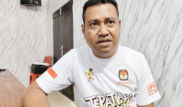 KPU Mansel Terima Surat Pemberhentian ASN Bernard Mandacan