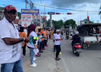 Relawan BERBUDI Bagikan 2.500 Bunga di Traffic Light