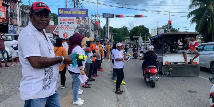 Relawan BERBUDI Bagikan 2.500 Bunga di Traffic Light