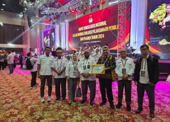 KPU PB Terima Penghargaan Terbaik II Pengelolaan Teknis Penyelenggara Pemilu 2024