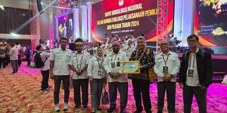 KPU PB Terima Penghargaan Terbaik II Pengelolaan Teknis Penyelenggara Pemilu 2024
