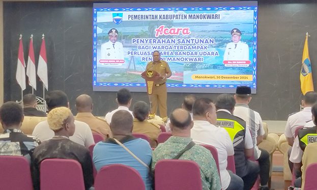 Pemkab Manokwari Serahkan Santunan Bagi 24 Keluarga Terdampak Perluasan Bandara Rendani