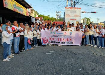 Dinkes Edukasi Masyarakat tentang HIV AIDS dengan Membangikan Leaflet Informasi Dasar