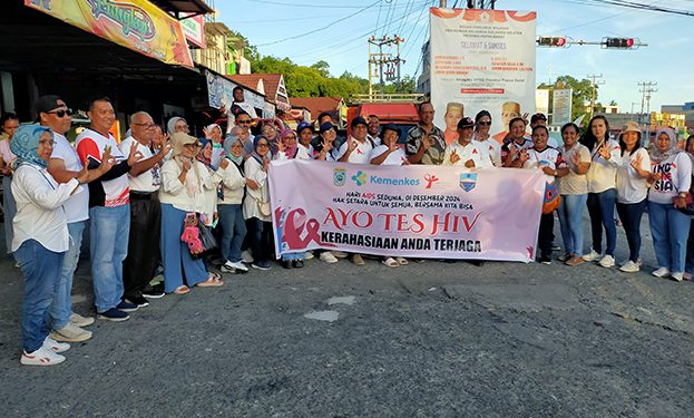 Dinkes Edukasi Masyarakat tentang HIV AIDS dengan Membangikan Leaflet Informasi Dasar