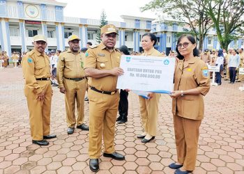 Pemda Manokwari Salurkan Bantuan Pendidikan Bagi Guru dan Ribuan Pelajar