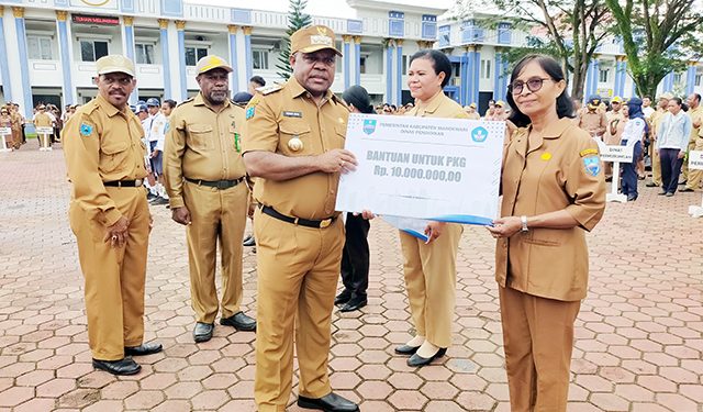 Pemda Manokwari Salurkan Bantuan Pendidikan Bagi Guru dan Ribuan Pelajar