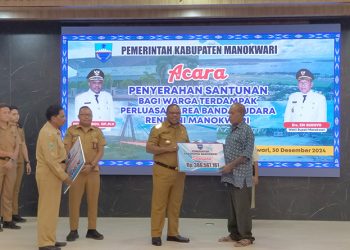 Pemkab Manokwari Serahkan Santunan Bagi 24 Keluarga Terdampak Perluasan Bandara Rendani