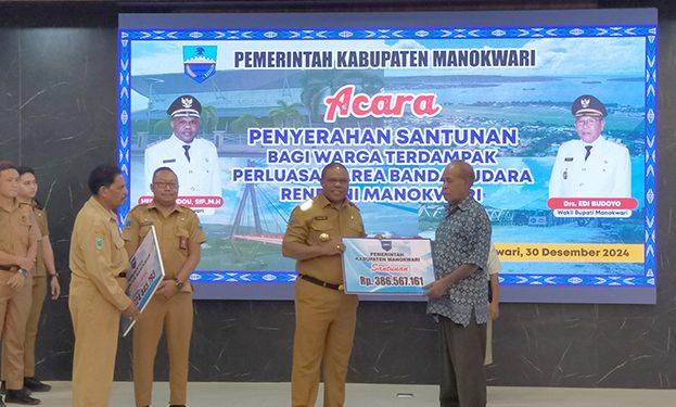 Pemkab Manokwari Serahkan Santunan Bagi 24 Keluarga Terdampak Perluasan Bandara Rendani