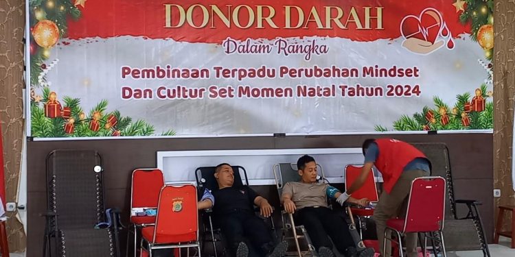 Rayakan Natal, Polda Papua Barat Gelar Donor Darah dan Bagi Bansos