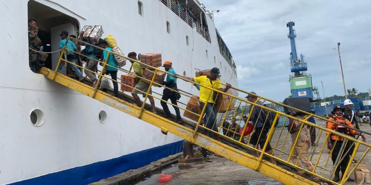 Aktivitas Masyarakat di Pelabuhan Manokwari Mengalami Kenaikan
