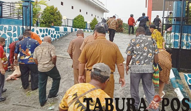 Terima Aspirasi Seleksi DPR Papua Barat, Masyarakat Adat Buka Palang Kantor Kesbangpol