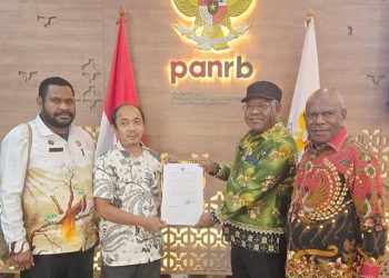 Pemkab Pegaf Serahkan Surat Permohonan Optimalisasi Formasi CPNS ke Menpan RB