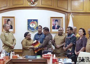 Tim Koalisi Pemenangan Serahkan Dokumen Pelantikan DoaMu ke Wamendagri, Ribka Haluk