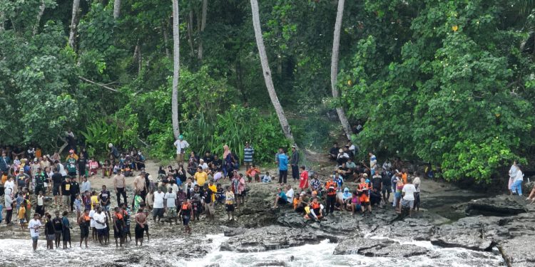 Kantor SAR Manokwari Masih Terus Mencari Korban Terseret Ombak di Pantai Sidey