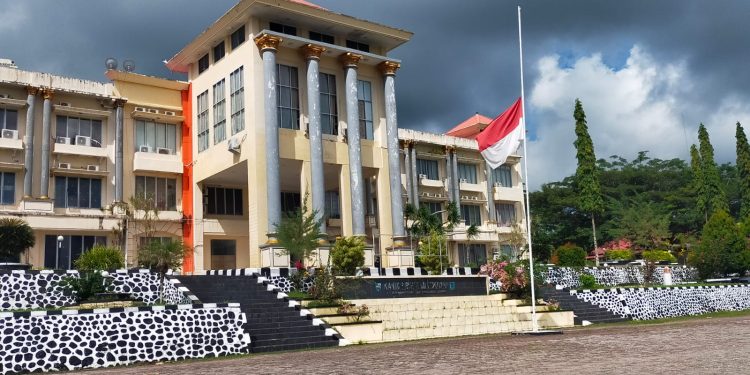 Berkabung, Pemkab Manokwari Instruksikan Kibarkan Bendera Setengah Tiang Selama Tiga Hari
