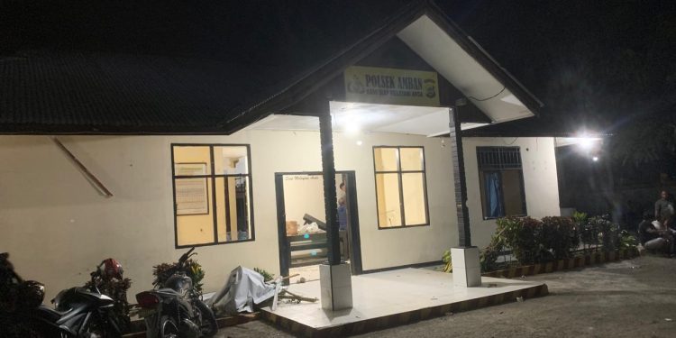 Laka Lantas, Polsek Amban Menjadi Sasaran Amukan Massa