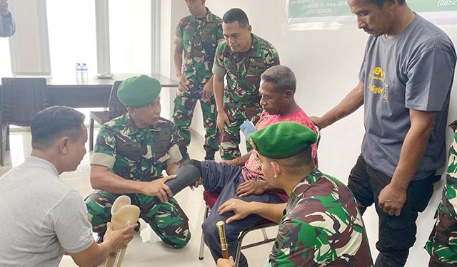 Korem 181/PVT Laksanakan Bakti Sosial Penyerahan Kaki Palsu Kepada Masyarakat