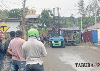 Truk Kontainer Bermuatan Pakan Ternak Terbalik di Jl. Gajah Mada