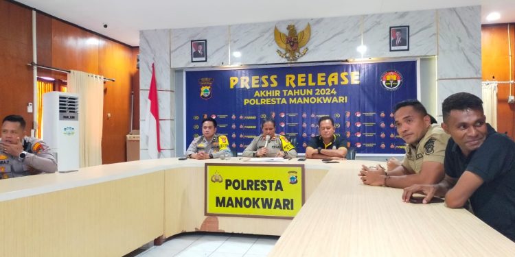 Warga Antusias Kunjungi Kediaman Bupati Manokwari di Tahun Baru 2025