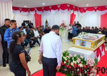 Pemkab Manokwari Gelar Upacara Penghormatan Terakhir Kepada Mendiang Bastian Salabai