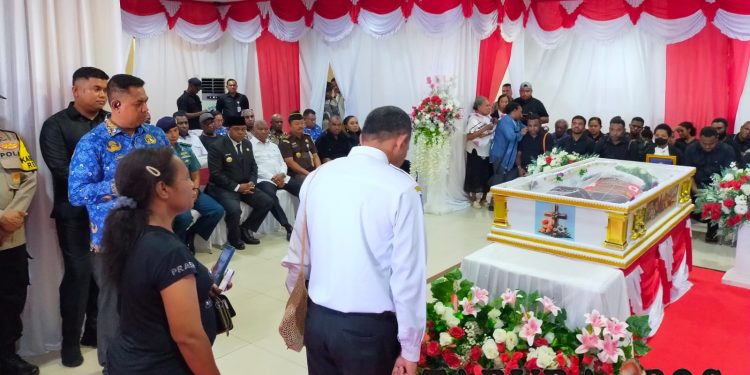 Pemkab Manokwari Gelar Upacara Penghormatan Terakhir Kepada Mendiang Bastian Salabai