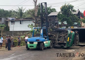 Truk Kontainer Bermuatan Pakan Ternak Babi Terbalik di Manokwari