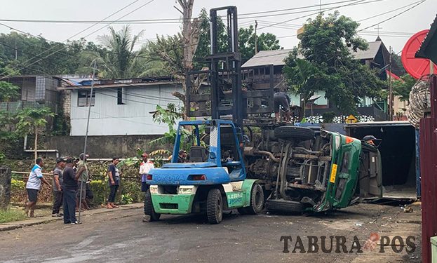 Truk Kontainer Bermuatan Pakan Ternak Babi Terbalik di Manokwari