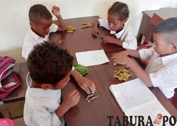 Anak-anak di Yayasan Cahaya Papua Barat Belajar Memakai Media Lingkungan