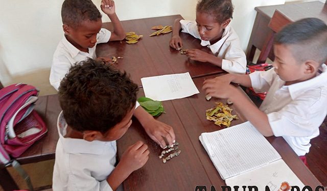 Anak-anak di Yayasan Cahaya Papua Barat Belajar Memakai Media Lingkungan
