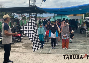 Merawat Silaturrahmi, DKM An-Nur Wosi Manokwari Gelar Jalan Santai dan Pembagian Zakat