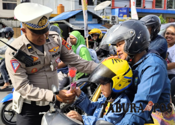 Valentine Day, Satlantas Polresta Manokwari Bagikan Bunga dan Cokelat ke Pengendara Tertib Berlalu Lintas