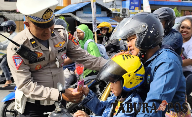 Valentine Day, Satlantas Polresta Manokwari Bagikan Bunga dan Cokelat ke Pengendara Tertib Berlalu Lintas