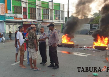 Resah dengan Aksi Balap Liar, Sekelompok Warga Palang Jalan Trikora Wosi