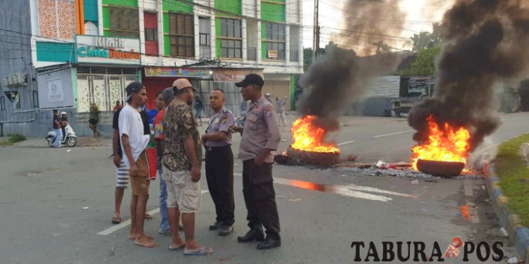 Resah dengan Aksi Balap Liar, Sekelompok Warga Palang Jalan Trikora Wosi