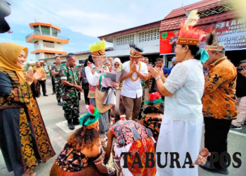 Tiba di Manokwari, Pangdam XVIII Kasuari, Mayjen TNI Jimmy Manalu Disambut Secara Adat