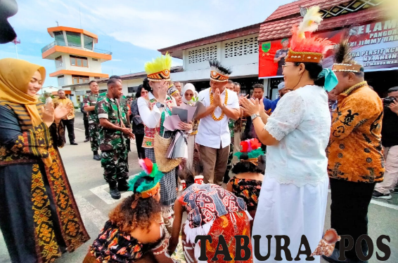 Tiba di Manokwari, Pangdam XVIII Kasuari, Mayjen TNI Jimmy Manalu Disambut Secara Adat