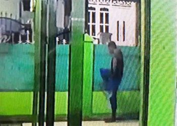 Meresahkan! Seorang Pemuda Merusak CCTV dan Plafon Masjid An-Nur Wosi Manokwari