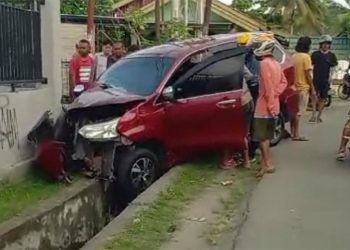 Mobil Daihatsu Tabrak Tembok Diduga Sopir Dipengaruhi Miras