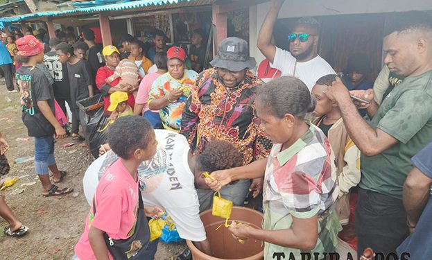 Nakeus Muid Ramaikan Masuknya Injil di Pulau Mansinam dengan Berbagi Makanan Gratis