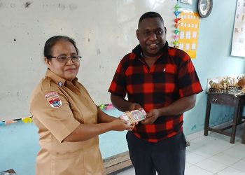 Nakeus Muid Serahkan Bantuan Biaya Pengayaan dan Ujian 32 Anak Kelas 6 SD YPPK KMS Santa Ursula Misi Brawijaya