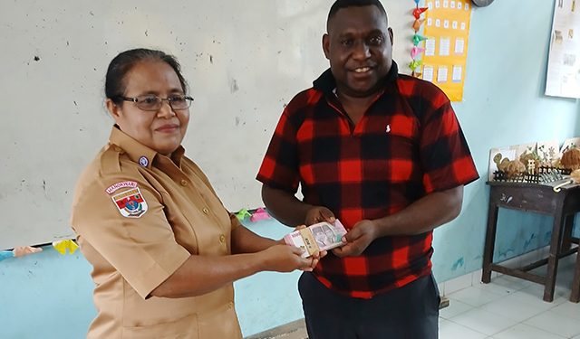 Nakeus Muid Serahkan Bantuan Biaya Pengayaan dan Ujian 32 Anak Kelas 6 SD YPPK KMS Santa Ursula Misi Brawijaya