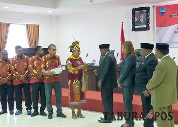 DPRK Manokwari Paripurna Pengumuman dan Pengusulan Bupati dan Wabup Terpilih 2025-2030
