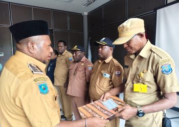 Hadiah Akhir Masa Jabatan, Bupati Waran Geser Sejumlah Pejabat Eselon II dan IV di Lingkungan Pemkab Mansel