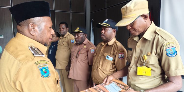 Hadiah Akhir Masa Jabatan, Bupati Waran Geser Sejumlah Pejabat Eselon II dan IV di Lingkungan Pemkab Mansel