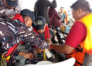 TNI AL Selamatkan 17 Penumpang dan ABK KM Putri Papua