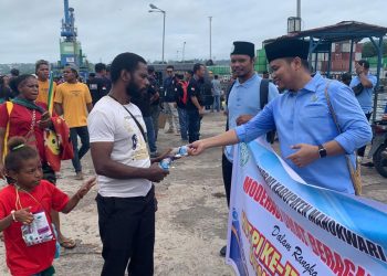 BKPRMI Manokwari Bagikan Ribuan Botol Air Mineral ke Pengunjung  Pulau Mansinam